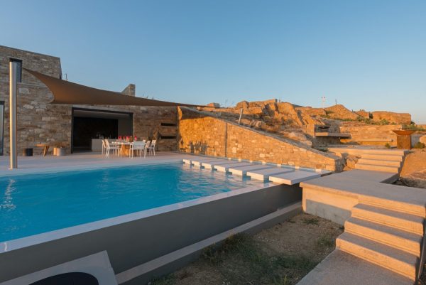 built-in-pool-furniture-600x401.jpg