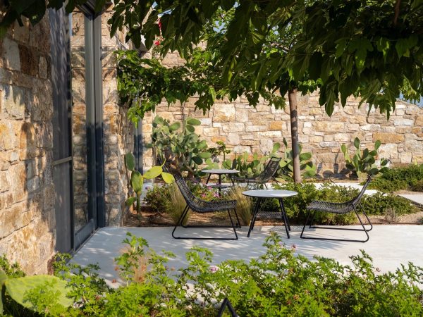 modern-outdoor-chairs-600x450.jpg