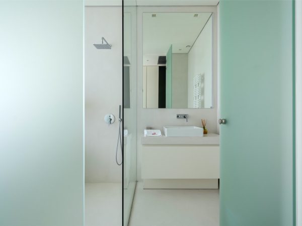 simple-green-bathroom-600x450.jpg